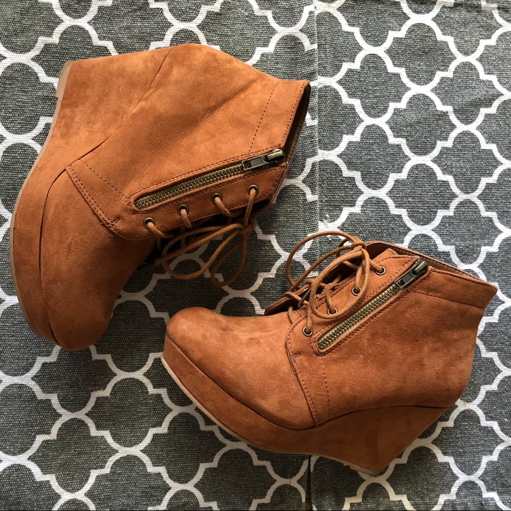 BRAND NEW Shoe Dazzle Wedge Booties